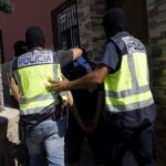 Momento en el que agentes de la Policía proceden a la detención de uno de los miembros de la célula yihadista en Melilla