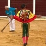 Juan José Padilla, con la bandera preconstitucional en la plaza.