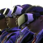 Varios asistentes al Congreso Mundial de Móviles (MWC) que se celebra en el recinto ferial de Gran Vía de L'Hospitalet (Barcelona) prueban el casco de realidad virtual Gear VR de Samsung