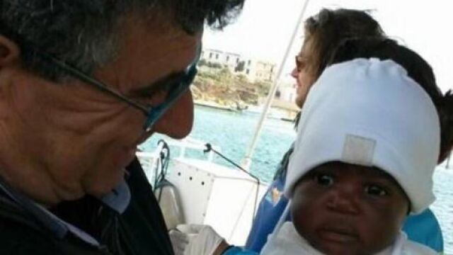 El doctor Pietro Bartolo, con la pequeña rescatada