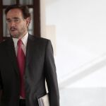 Felipe López, consejero de Fomento y Vivienda, en los pasillos del Parlamento