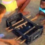 Niños de Cabo Verde jugando con un futbolín reciclado