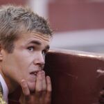 Javier Jiménez está apoyado en el burladero de la plaza de toros de Las Ventas