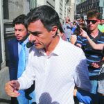 Pedro Sánchez volvió ayer al Congreso, como nuevo líder del PSOE, por primera vez desde que dejó su escaño