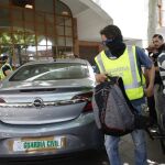 Efectivos de la Guardia Civil realizan un registro en el Ayuntamiento de Torrejón de Ardoz, en Madrid