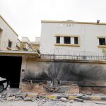 Una imagen de la fachada de la Embajada española en Trípoli después de sufrir un atentado en 2015