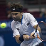 El tenista español David Ferrer golpea la bola contra el kazajo Mijail Kukushkin.