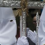Los nazarenos y la cruz de guía en la Real, Ilustre y Fervorosa Hermandad Franciscana y Cofradía de Nazarenos de Nuestro Padre Jesús de la Salud entrando en Jerusalén de Jaén