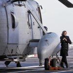 La ministra de Defensa, María Dolores de Cospedal, en su visita el pasado 11 de enero al buque «Juan Carlos I» en la base naval de Rota (Cádiz)
