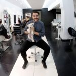 Jorge De Sancho, en su peluquería de Valencia