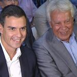 Pedro Sánchez y su antecesor en el cargo, Felipe González, durante la presentación de la asociación "La Tercera Vía: diálogo y acuerdo".