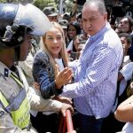 Lilian Tintori, esposa de Leopoldo López, en el exterior del Palacio de Justicia en Caracas