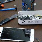 Un IPhone como el usado en San Bernardino, por piezas