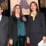 La pregonera Carmen Becerril, junto a Ángeles Armisén y Jorge Domingo Martínez