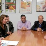Los populares mantuvieron ayer un encuentro con la Junta de Gobierno de la DOP Uva Embolsada del Vinalopó