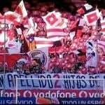 Una pancarta aparecida en un partido entre el Sevilla y el Real Madrid en el Sánchez Pizjuán