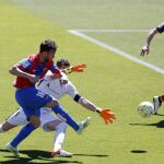 El jugador del Levante Casadesus chuta a portería para marcar el primer gol de su equipo ante el portero del Athletic Club, Iraizoz