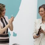 La reina Letizia, aplaude a la reina Sofía durante el acto conmemorativo del 30 aniversario de la Fundación de Ayuda contra la Drogadicción, que ha rendido homenaje a doña Sofía por sus casi 30 años como presidenta de honor de esta fundación