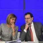 Rajoy, conversa con la secretaria general del partido, María Dolores de Cospedal, durante la reunión del Comité Ejecutivo Nacional del PP.