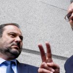 El anterior portavoz del PSOE, Antonio Hernando, coincidió ayer por primera vez en el Congreso con el portavoz provisional José Luis Ábalos. Allí, Hernando recibió una ovación por parte de su grupo al inicio de su reunión parlamentaria