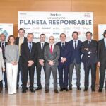 El presidente del Grupo Planeta, José Creuheras, en la foto de familia con los patronos y colaboradores del cuarto Encuentro Planeta Responsable, que se celebró el lunes en el Aula Magna del Campus Norte de la IESE Business School de Barcelona