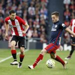 El centrocampista del Atlético de Madrid, Saúl Ñíguez , intenta cortar el pase del defensa del Athletic de Bilbao, Óscar De Marcos