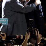 El presidente en funciones de la Generalitat Artur Mas, en pleno abrazo con Oriol Junqueras, líder de ERC