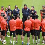 Simeone da instrucciones a su equipo sobre el césped del Allianz Arena