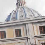 Las ventanas de la residencia de Santa Marta, donde se alojan los cardenales estos días, selladas para evitar miradas indiscretas