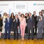 La ministra de Sanidad, Dolors Montserrat y el director de la Fundación La Caixa, Jaume Giró, junto con los diez premiados