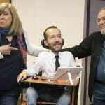 Pablo Echenique, junto al cabeza de lista al Congreso por Zaragoza, Pedro Arrojo y Rosa María Artal, número dos, en un acto de partido en Zaragoza