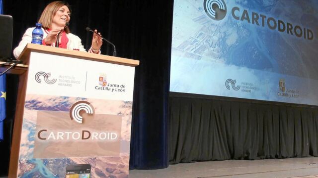 La consejera de Agricultura y Ganadería, Milagros Marcos, presenta la aplicación móvil «CartoDroid».