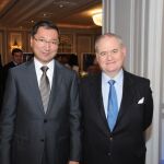 El embajador Kazajos, don Bakhyt Dyussenbayev, acompañado del Introductor de Embajadores don Juan Sunyé Mendía.