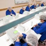 Personas con discapacidad trabajando en el Centro Especial de Empleo de Aspanias en la localidad burgalesa de Quintanadueñas