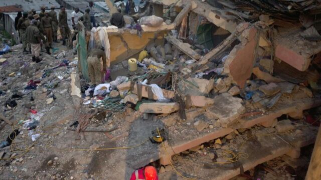 El muro de la vivienda, conocido como urbanización Huruma, colapsó después de las fuertes lluvias que azotaron durante la jornada a la ciudad.