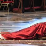 El Papa Francisco se postra ante el altar mientras preside la ceremonia de la Pasión de Cristo del Viernes Santo en la basílica de San Pedro del Vaticano