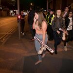 Seguidoras de la cantante Ariana Grande muy asustadas tras el suceso en el concierto