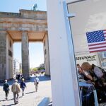 Un hombre lee los documentos filtrados del TTIP en una caseta instalada en la Puerta de Brandemburgo, en Berlín