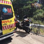 Imagen de la moto y de la bicicleta, junto a la ambulancia de Emergencias Madrid