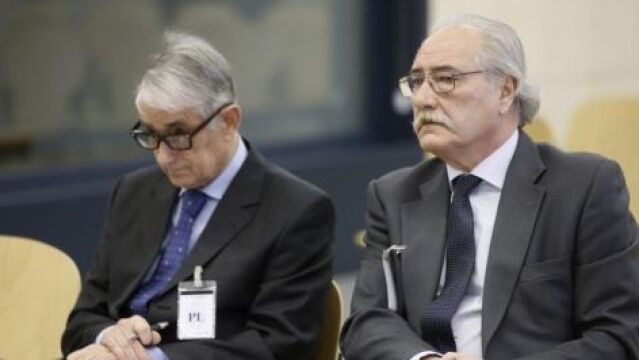 El expresidente de Caja Castilla La Mancha Juan Pedro Hernández Moltó y su exdirector general Ildefonso Ortega, en la Audiencia