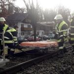 Bomberos trabajan en el lugar donde se ha producido el choque de dos trenes en Bad Aibling