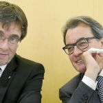 El presidente de la Generalitat, Carles Puigdemont, junto a su antecesor, Artur Mas, ayer en Barcelona