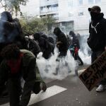 Manifestantes encapuchados se enfrentaron con piedras a unidades antidisturbios de la Policía francesa, que replicaron con gases lacrimógenos y cañones de agua