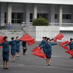 Presentación con banderas en Pionyang (Corea del Norte). Corea del Norte realiza el congreso del gobernante Partido de los Trabajadores por primera vez en 36 años