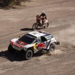 El francés Sebastien Loeb conduce su vehículo Peugeo