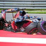Así terminó el coche del ruso Kvyat. Él no sufrió daños