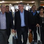 El exministro español de Justicia Alberto Ruiz-Gallardón (c), acompañado de María Antonieta de López (d), madre de Leopoldo López, llega al aeropuerto internacional Simón Bolívar que sirve a la ciudad de Caracas hoy, 19 de junio del 2016, en Maiquetía (Venezuela)