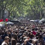 Las calles se han llenado de miles de ciudadanos en busca de rosas y libros para regalar