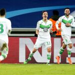 El jugador del Wolfsburgo Julian Draxler (c) celebra tras anotar el tercer gol de su equipo
