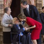 Los Reyes saludan a Fernando del Paso y a su mujer